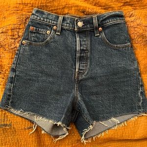Levis Ribcage Shorts 23